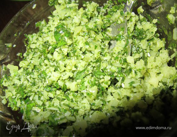 5.	В это время в блендере смешать сыр и листья базилика. Я использую именно блендер, т.к. пармезан тяжело трется на терке. Добавить немного оливкового масла
