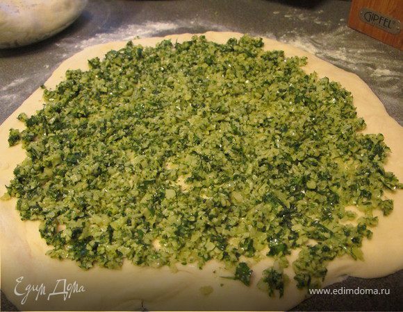 6.	Тесто разделить на 2 части, и раскатать 2 круга, я делаю это руками. На одну часть выложить начинку.