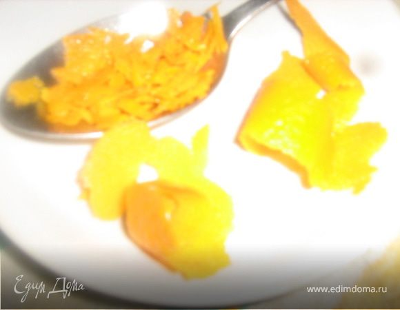 Изюм залить кипятком на 5 минут, высушить полотенцем. Приготовить цедру апельсина.