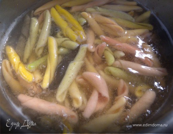 ПАСТА. Отварить пасту. Откинуть на дуршлаг. Смазать минимальным количеством оливкового масла.