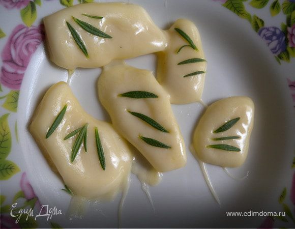 СЫР. Моцареллу порезать толщиной в 2 см. Положить на сухую горячую сковородку  буквально на 15 секунд чтобы совсем немножко подтаял. Снять на "временную" тарелочку подтаявший стороной вверх и вдавить листики свежего розмарина.