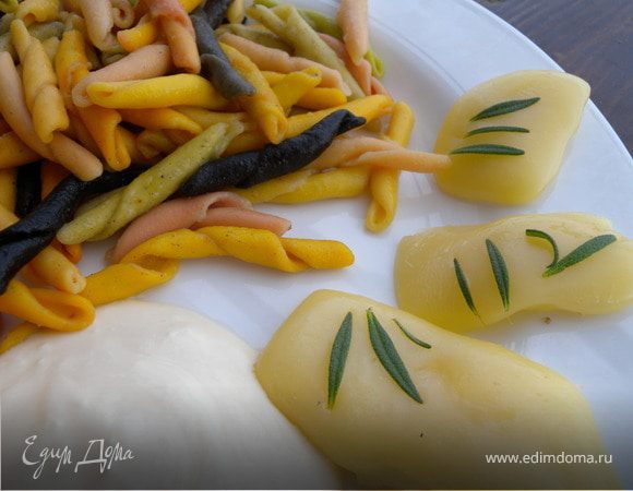 СОУС. Разрезать апельсин на 2 половинки. Из одной отжать сок и смешать его с 4 ст. л. Маскарпоне.