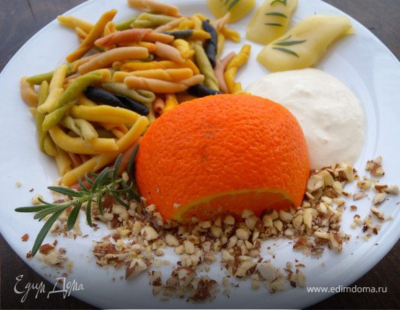 Миндаль подробить. Вторую половинку апельсина разрезать на 2 части поперек.  Нагреть тарелки в которой будет подаваться завтрак.