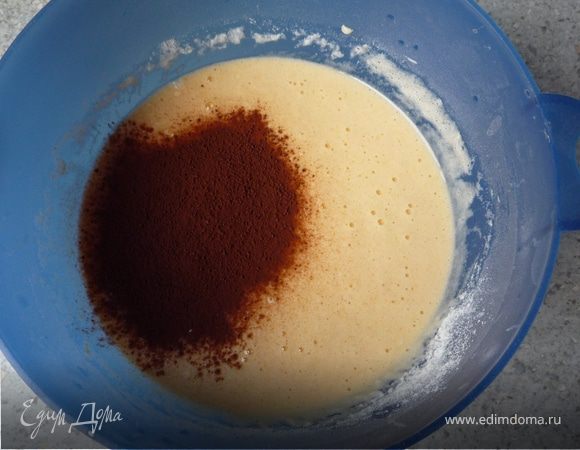 Разъемную форму 24 или 26см смазать маслом. Отделить желтки от белков. Белки, соль и 5ст.л. холодной воды взбить в пену (миксером), добавить сахар и пакетик ванильного сахара. Аккуратно вмешать желтки.
Затем добавить муку, разрыхлитель и просеянный какао-порошок.