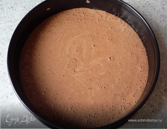 Бисквитную массу выложить в форму и запечь в духовке при 175°C в течение 30-35 минут. Достать из духовки, остудить.