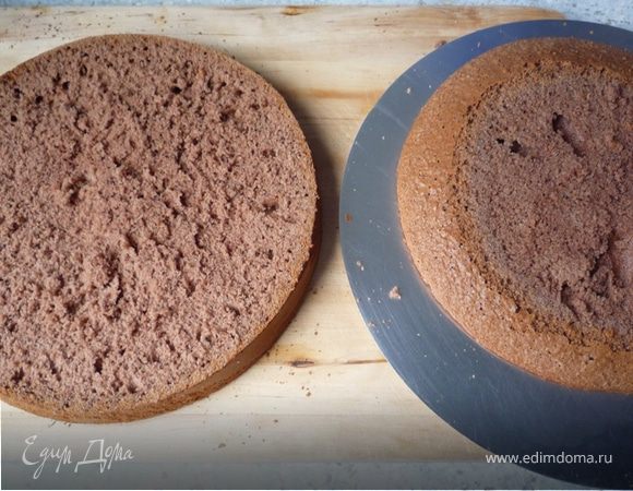 Разрезать бисквит на 3 части (коржа). 
