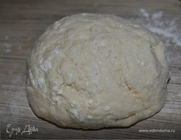 В миске смешать 300 гр. муки, сахар, соль, ванильный сахар, разрыхлитель. Добавить творог, яйцо, молоко, раст. масло и замесить мягкое тесто. При необходимости добавить еще муки, но не более 100 гр., иначе пирог не получится мягким.
