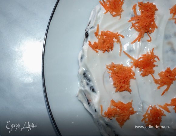 Сложить "блинчики" один на другой, промазывая приготовленным соусом, и слегка прижимая их друг к другу. Острым ножом обрезать неровные края "тортика".