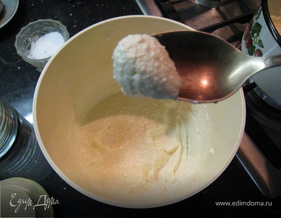 В кипящую подсоленую воду окунаем десерт. ложку, затем ей набираем наше "облачко" и окунаем в водичку. "Облачко" без проблем формируется и отлипает от ложки. И так пока не закончится ноша творожная масса