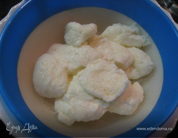 После того как все варенички всплывут проварить мин. 3-5 и ложкой аккуратненько переложить в сито (они ооочень нежные), дать стечь.