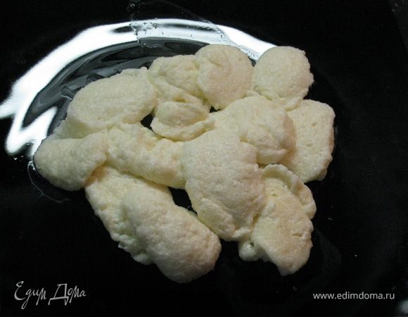 ... и подавать Вашей крошке. Можно со сметаной и с коричневым сахаром как у меня, а можно смешать сметанку с медом, если нет аллергии. Этого колличества хватило на 2 порции, в нашем случае - маме.