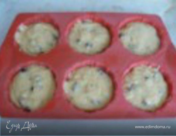 Выложить тесто в формочки на 2\3 высоты.