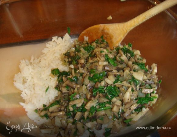 Соединить рис со шпинатно-грибной смесью.
