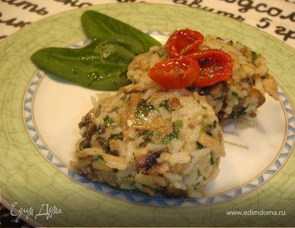 Теперь подача. Выложить на тарелки листики свежего шпината, котлетки и сверху на них вяленые помидорки.
