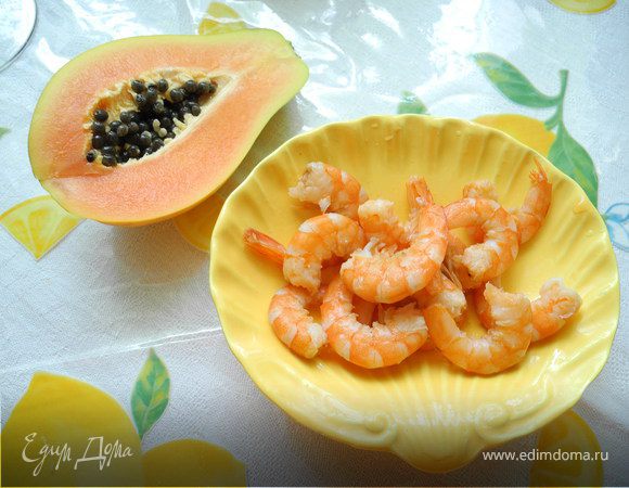 1 дольку чеснока измельчить, смешать с чили, майонезом и соком половинки лимона. 
Папайю очистить и нарезать кубиками.
Мандарин очистить, разделить на дольки, удалить пленки. 