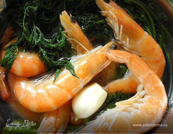 Креветки вместе с вином поместить в кастрюлю, посолить, добавить дольку чеснока и укроп и довести до кипения. Оставить в жидкости минут на 20 (можно креветки подготовить и отварить заранее). Затем слить жидкость, очистить креветки.