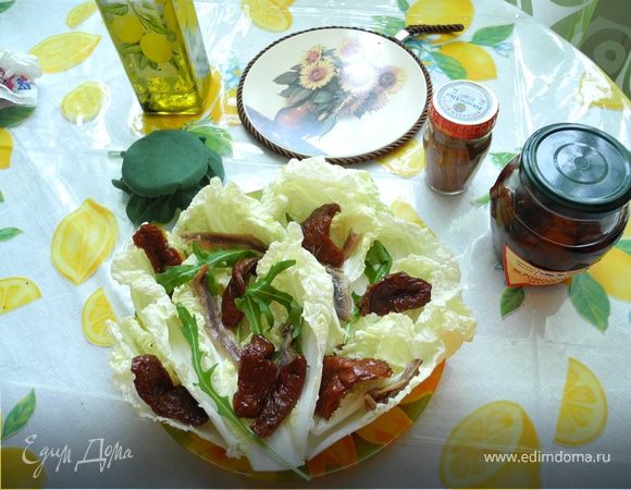 Сверху выложить кусочки вареного картофеля и оливки. Полить все смесью оливкового масла и лимонного сока.