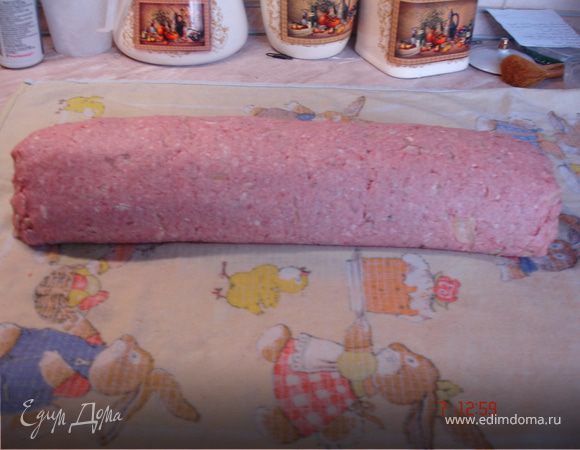 С помощью полотенца закрутить рулет и немного обить его о доску, чтобы он сформировался. Выложить рулет на пергамент,сделать в нем проколы вилкой, полить его оливковым маслом и запекать в духовке 30 мин. при 180 градусах.