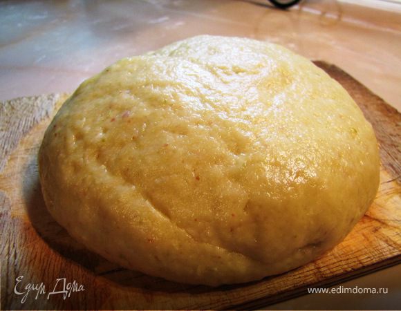 В муку добавить яблочное пюре, масло и замесить тесто, при необходимости добавляя муку или масло (я чередовала).