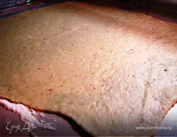 Тонко раскатать половину теста 