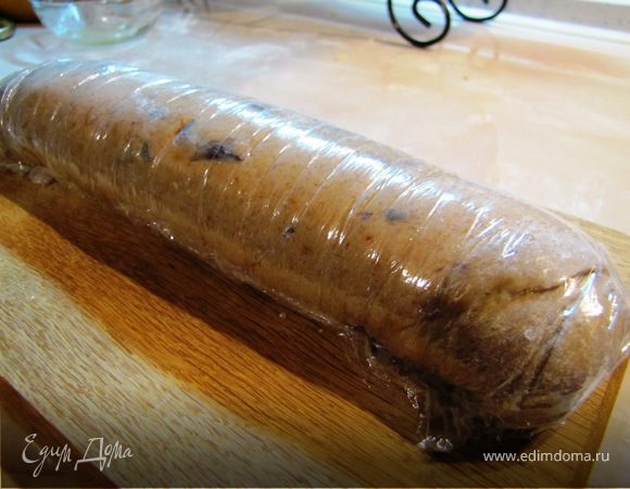 Ложку меда разведем водой до состояния сиропа и смажем один пласт теста, положим на него второй слой, снова смажем медовым сиропом и свернем рулетом. Рулет завернем в пищевую пленку и отправим в морозилку на 30-60 минут подзамерзнуть.