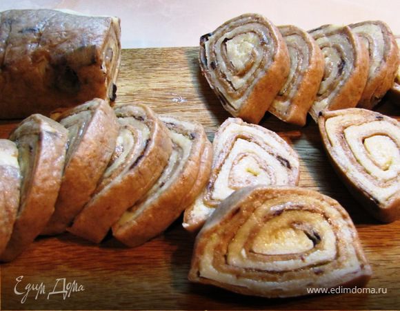 Охлажденный рулет нарезаем ломтиками одинаковой ширины, около 1 см.