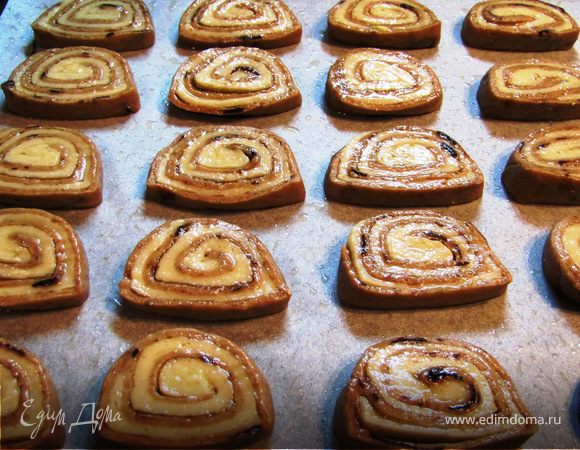 Выкладываем на противень с промасленным пергаментом, смазываем остатками медового сиропа.