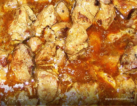 Мясо очистить от крупных жилок и плёнок.Нарезать средними кусочками.Лук почистить и крупно покрошить.Мясо посыпать пряностями,луком(чуть размятым руками) и полить соком половинки лимона.Хорошенько перемешать и оставить мариноваться на несколько часов.Масло разогреть в казане или глубоком сотейнике.Мясо отжать от сока и обжарить до золотистой корочки.Посолить.Влить сок в котором мариновалось мясо вместе с луком.Добавить стакан кипятка или бульона,уменьшить огонь и оставить тушиться под крышкой на час.