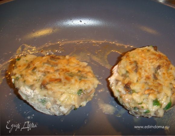 Мокрыми руками вылепить котлетки, обвалять в муке и обжарить на хорошо разогретой сковоре с двух сторон. Если котлетки не поддаются и рассыпаются можно склеить их с помощью половинки яйца, у меня получилось без.