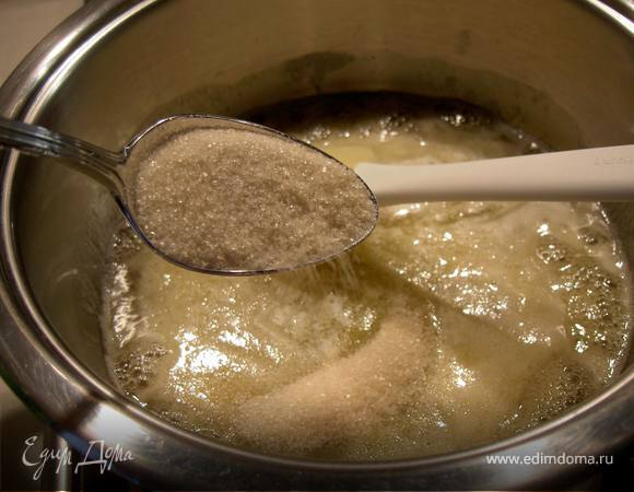 Финики без косточек порубить ( не в блендере!). Яблоки очистить и мелко нарезать. Растопить масло, добавить мед и сахар.