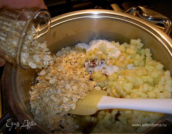 Когда сахар раствориться, добавить финики, проварить 5 минут. Всыпать муку, овсяные хлопья, разрыхлитель, яблоки и лимонный сок. Снять с огня и хорошо перемешать.