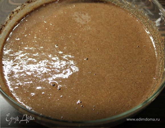 Положить в чашу манку, сахар, яйца,какао, кефир и соду. Замесим тесто и оставим для набухания крупинок манки и для заигрывания соды с кефиром. (Около 30 минут.)