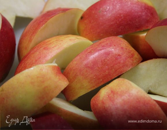 Тем временем растопим в сотейнике сливочное масло и кинем туда яблоки,очищенные от сердцевины и  порезанные каждое на 8-10 частей. Сверху посыпем сахаром и карамелизируем, помешивая, минут 10.