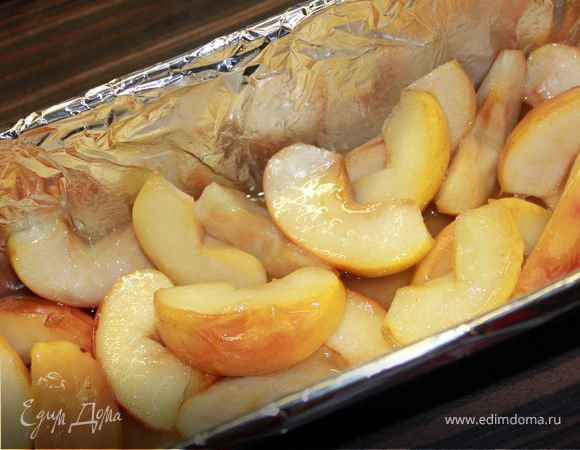 Выложить форму фольгой и смажем ее изнутри маслом. Выкладываем на дно наши готовые яблоки и сверху выливаем загустевшее шоколадное тесто. Ставим в духовку и выпекаем 25 минут в духовке, разогретой до 180 градусов.