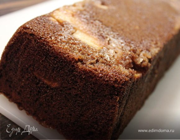 Готовый десерт вынимаем из формы, перевернув ее на разделочный стол. Удаляем фольгу. Нарезаем на кусочки. При подаче посыпаем сахарной пудрой или в сочетании со взбитыми сливками. Очень вкусно с утренним кофе! 