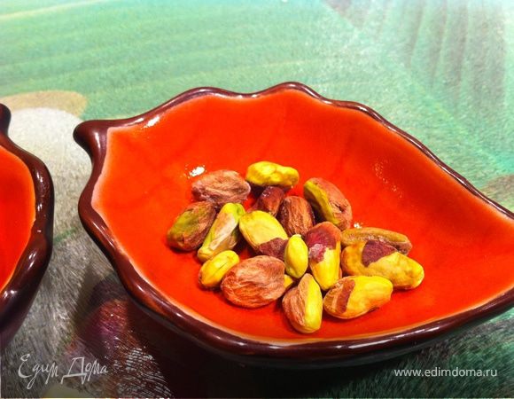 порубила фисташки мелко, а потом еще и скалкой помяла