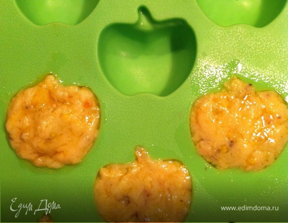 И была у этой девочки формочка для льда в  виде яблочек. Разложила она в нее шоколадную смесь. И оставила при комнатной температуре на 30 минут...