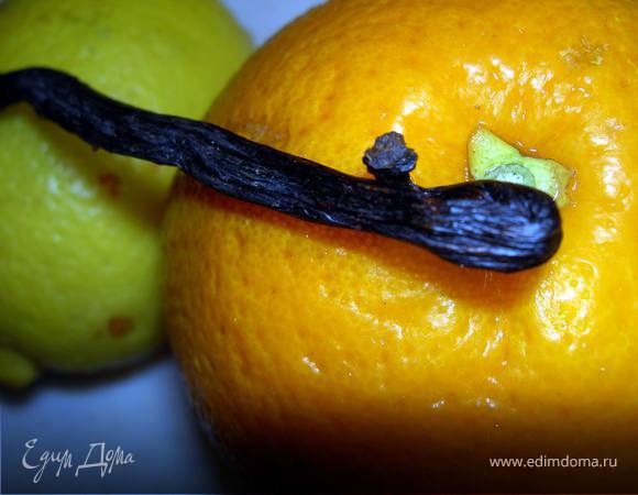 Отделить белки от желтков. Взбить белки. Смешать творог(протертый через сито), сахарную пудру, мякоть стручка ванили, сок и цедру цитрусовых, 3 желтка и крахмал. Добавить белки.