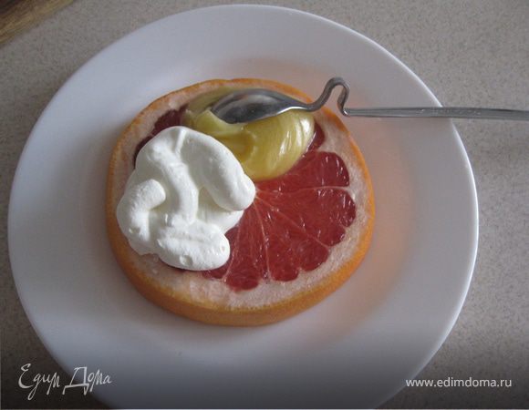 Грейпфрут порезать кольцами. Сверху выложить ложку сметанки и ложечку меда. И ВСЁ! Завтрак готов.