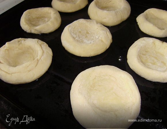 Затем деревянным пестиком сделать углубления...