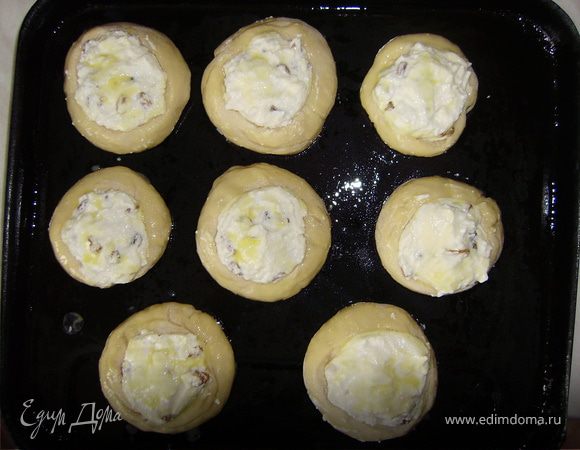 Заполнить их начинкой..и смазать взбитым яйцом...