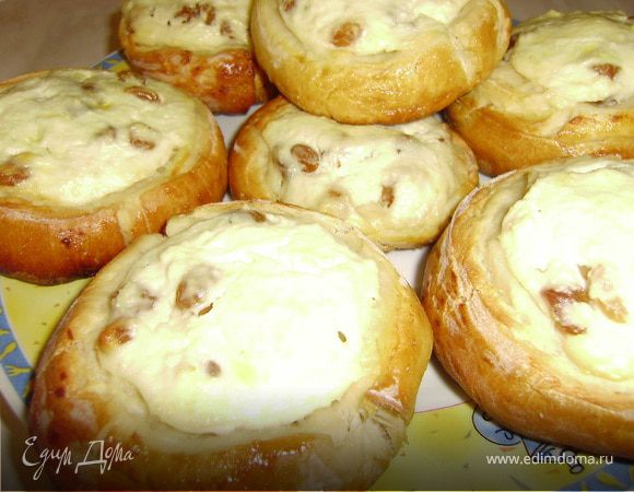 Отправить в хорошо разогретую духовку до 240С и выпекать примерно 20 мин... И все ватрушечки готовы... Теперь делаем чай.. Достаем из холодильника сгущеночку и приятного чаепития..