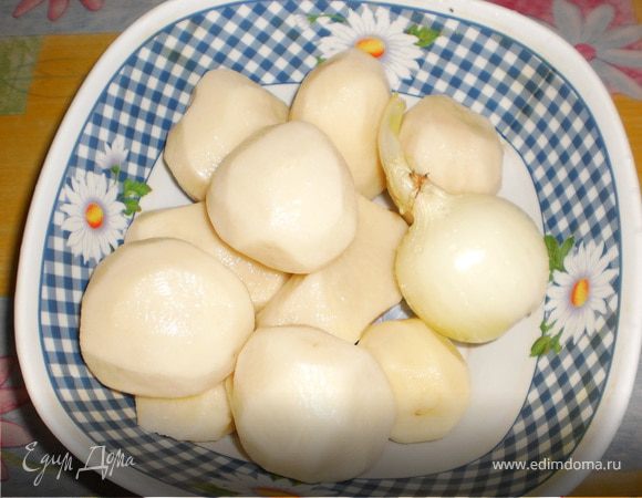 картошку и лук натереть на мелкой терке