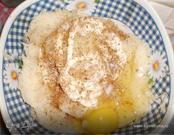 добавить яйцо,майонез,муку,дрожжи,специи.майонез не дает картошке потемнеть