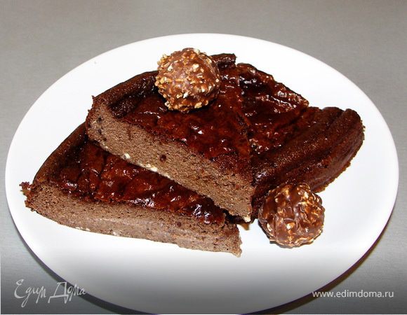 Сегодня приготовила пирожное-пудинг без изюма,но с сахаром.Этот вариант подходит для тех.кто не хочет заморачиваться с соусом.Выпекала в круглой разъёмной форме.Нежно.Сочно.Шоколадно.:))