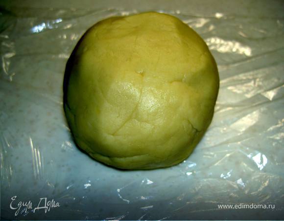 Замесить тесто из всех ингредиентов. Завернуть в пленку и убрать в холодильник на 30 минут