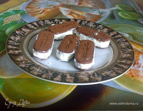 Соединить творог с маслом.Масса не должна быть жидкой.В творожную массу можно добавить ванилин, какао, орехи, кокосовую стружку.