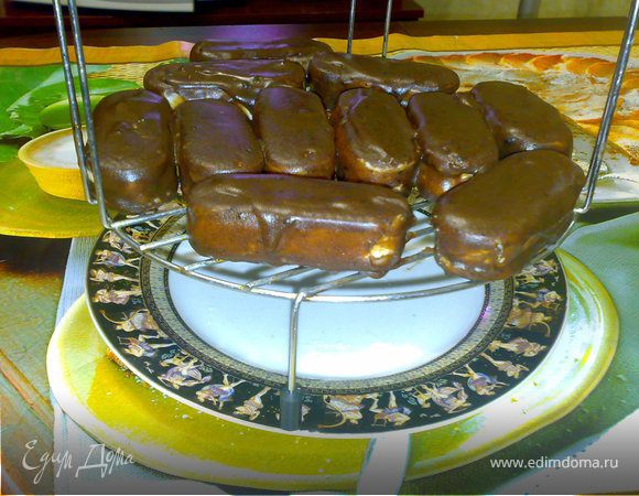 На печенье положить творожную массу и сверху накрыть других печеньем,получиться брусочек.У меня получилось 16 брусочков.Положить в холодильник для застывания.В середину можно положить начинку: джем, сгущенку.