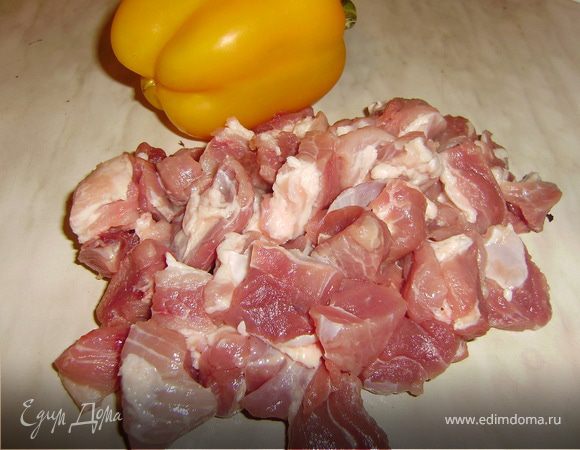 Белок взбить и смешать с 1 столовой ложкой крахмала.. Мясо вымымть обсушить и нарезать тонкими недлинными брусочками.. Посолить обвалять в смеси крахмала и яйца и оставить на 10-15 минут..