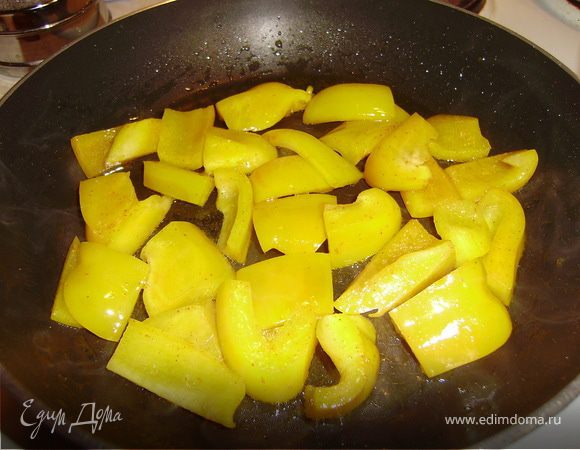 На сковороде разогреть половину свинного жира и обжарить горький и сладкий перчики до полуготовности...